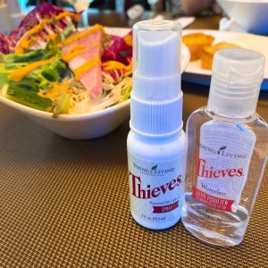 Theives配方，隨身攜帶搓手液、清潔餐具噴霧，真是前人的功力，得來不易阿！